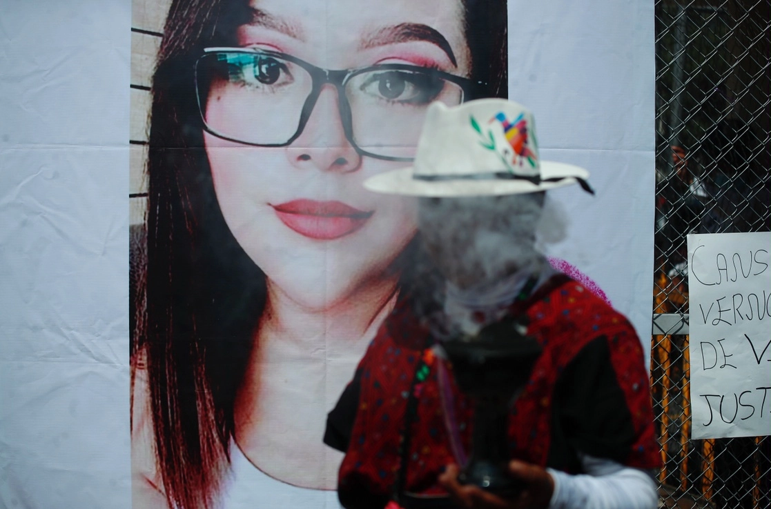 Mujeres y familiares colocaron imágenes y mensajes para exigir justicia por Ingrid Escamilla, afuera de los juzgados. Foto Cristina Rodríguez