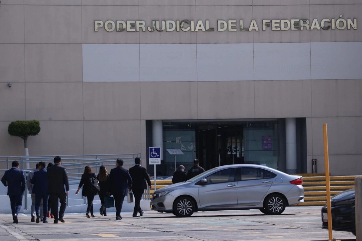 Por tercera ocasión un juez federal aplazó la audiencia en que se imputaría a dos ex funcionarios del OCI de la FGR por presunto cohecho. Foto 