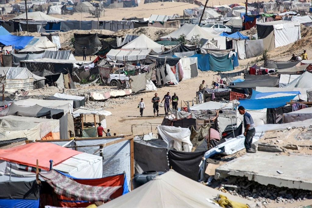 Campamento de personas desplazadas en Jan Yunis, al sur de la franja de Gaza, el 23 de octubre de 2024. Foto Afp