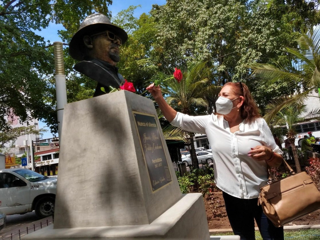 A cuatro años de su asesinato, familiares y amigos de Javier Valdez lo recordaron con la develación de un busto, en Culiacán. Foto Cuartoscuro