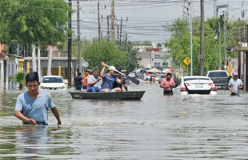 Calles en el oriente de Reynosa, Tamaulipas, obligaron a damnificados, ayer al mediodía, a cruzar entre el agua para llegar a sus destinos. Foto cortesía de 