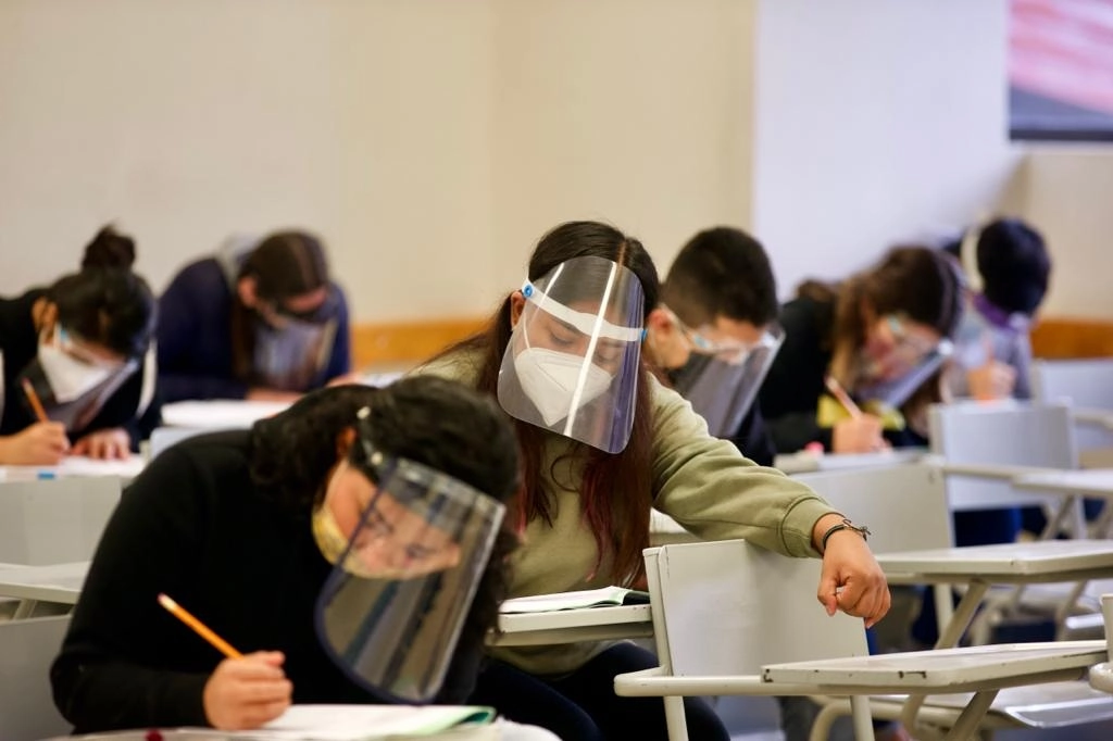 Más de 20 mil jóvenes aspiran a uno de los mil 94 lugares que quedaron disponibles de la primera aplicación de la prueba en agosto pasado. Foto cortesía del IPN
