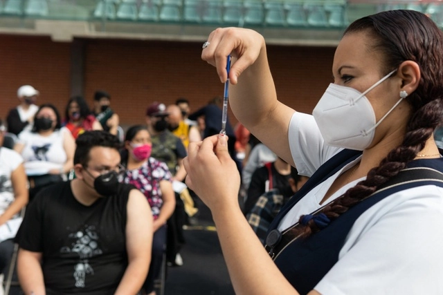 Personal de salud aplica una dosis de la vacuna contra covid-19. Foto Pablo Ramos