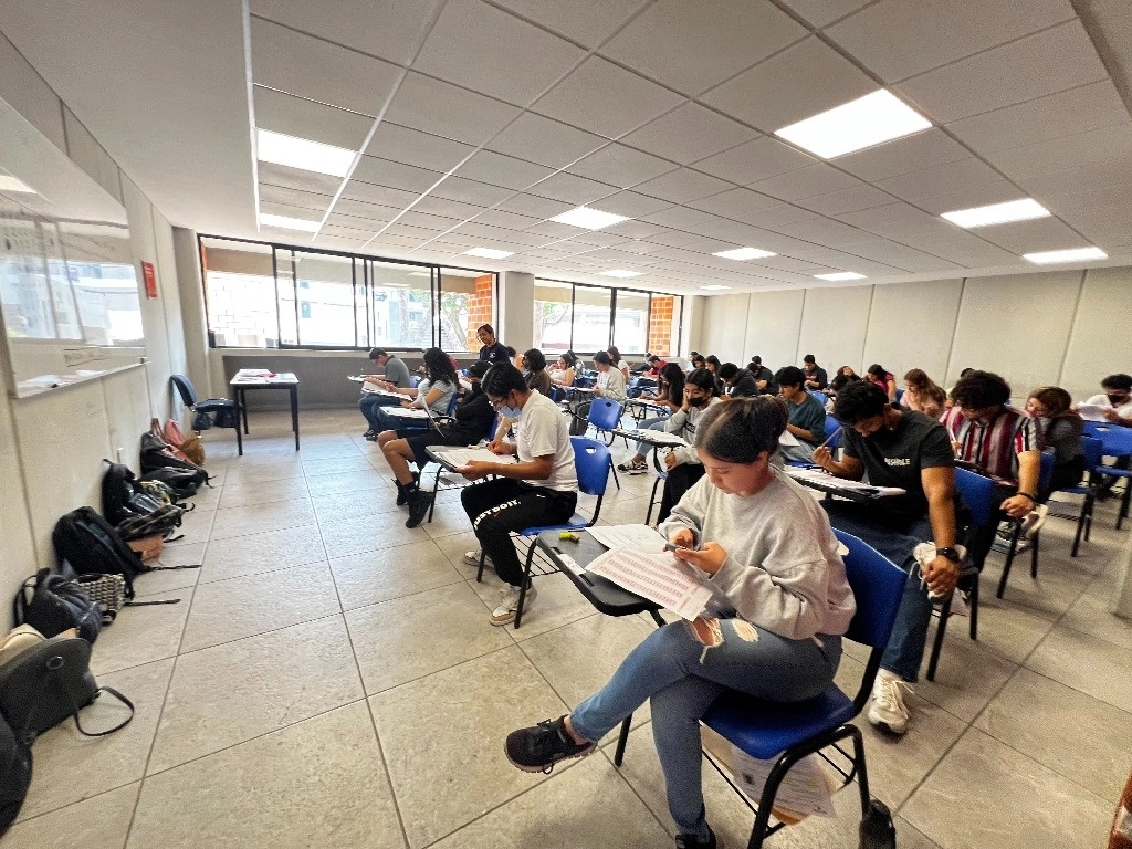 Algunos de los aspirantes durante la aplicación de su examen. Foto Rubicela Morelos