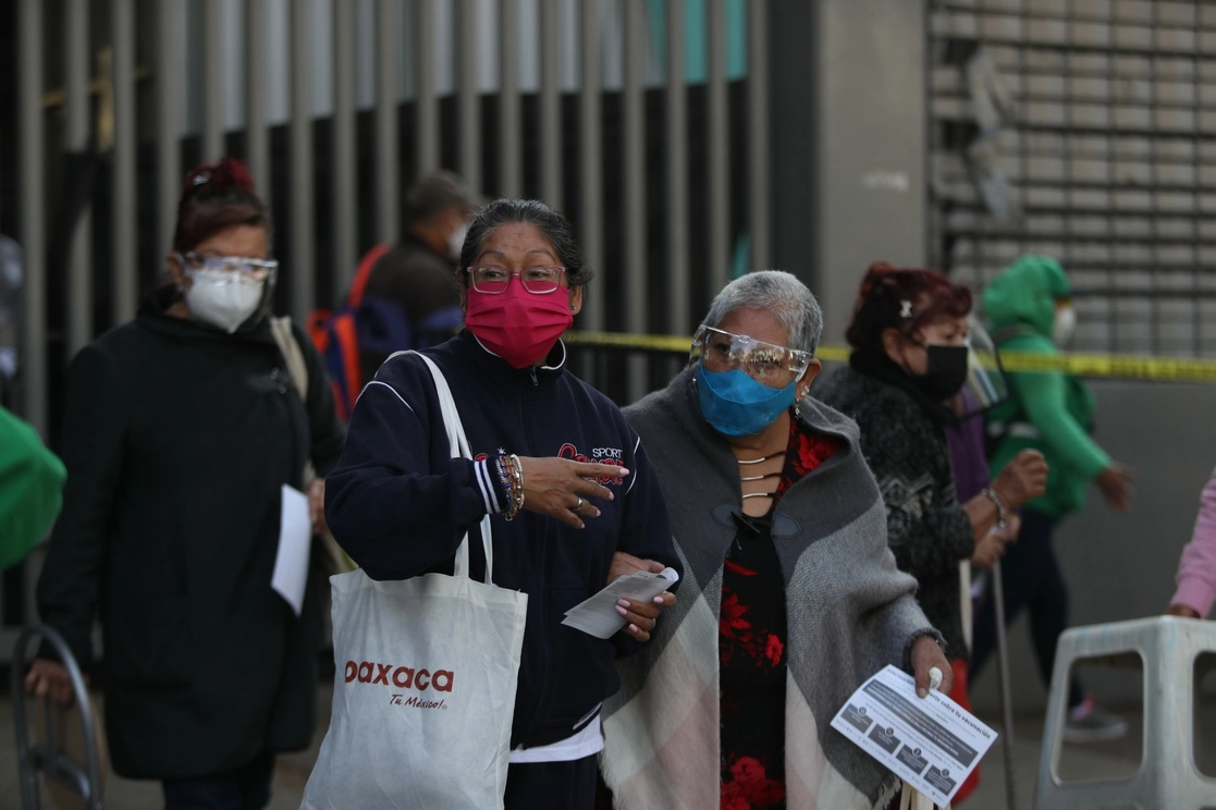 Adultos mayores en el centro de vacunación de Iztacalco. Foto Yazmín Ortega