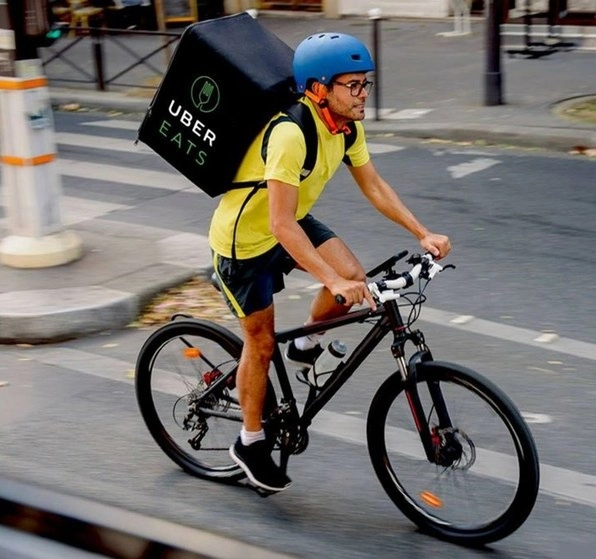 En el caso de Uber Eats las entregas que se realizan tienen dos retenciones: 8% de IVA y de 3 a 9% de ISR, dependiendo de las ganancias. Foto Facebook Uber Eats
