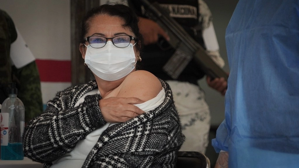 En Jalisco se recibieron 27 mil 300 vacunas Pfizer-BioNTech. Foto tomada del Twitter de @saludjalisco / Archivo