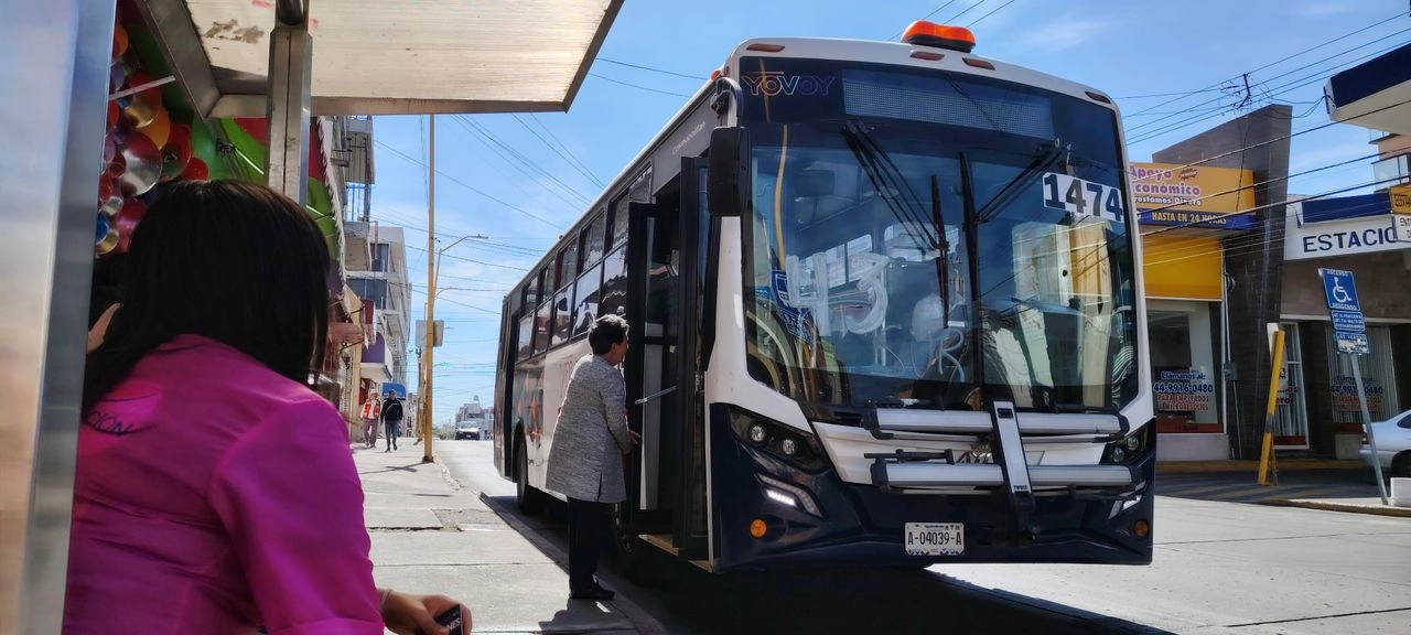 Para los camiones urbanos el costo, que era de 10.50 pesos para el pago con tarjeta, mientras que la tarifa de 5.25 pesos preferencial para estudiantes, personas de la tercera edad y discapacitados será de 11.00 pesos y 5.50 pesos, respectivamente.