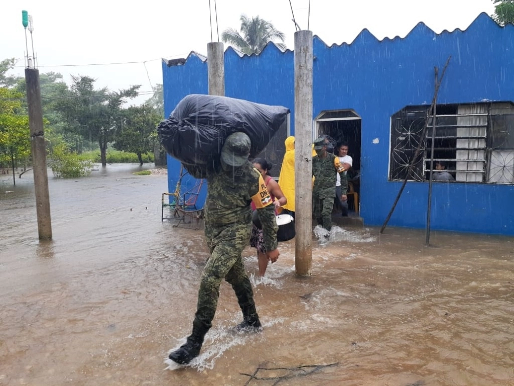 Los operativos de rescate de familias por parte del Ejército Mexicano continuaron este sábado. Foto La Jornada