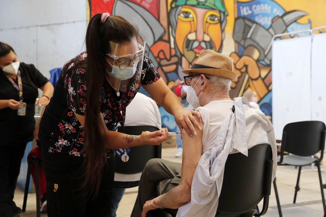 Un adulto mayor recibe su cuarta dosis de la vacuna contra el covid-19 en Santiago, el 7 de febrero de 2022. Foto Afp