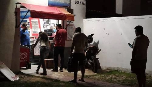 Vecinos de la colonia Centro, en Mérida, Yucatán, acudieron a comprar cerveza la noche del martes, pues a partir del primer minuto del miércoles quedó prohibida su venta. En algunas tiendas los consumidores no respetaron las medidas de sana distancia para evitar contagios de Covid-19. Foto Luis A. Boffil