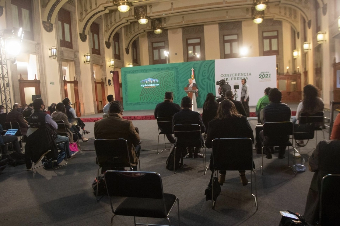 El INE avaló medidas cautelares para ordenar al presidente Andrés Manuel López Obrador no difundir los logros de programas sociales durante su conferencia matutina. La imagen, del 16 de abril de 2021. Foto Cuartoscuro 