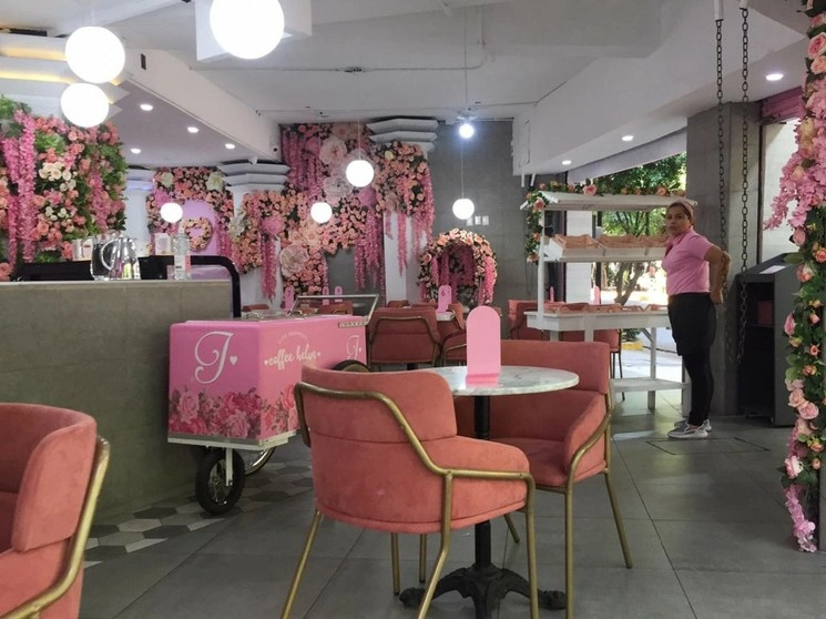 Un restaurante de la Colonia Roma con poca afluencia de comensales debido al Covid-19. Foto Cristina Rodríguez