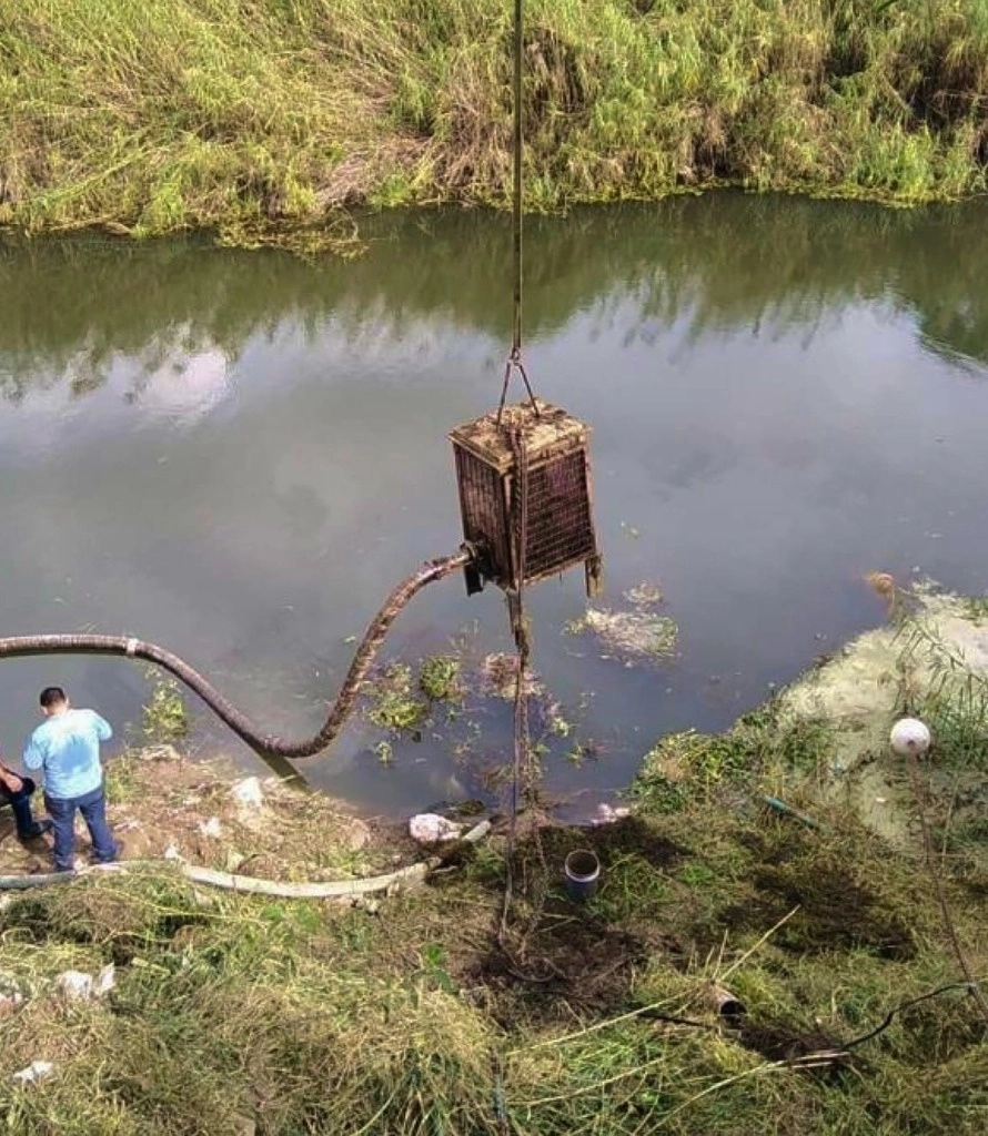 La madrugada de este jueves, elementos de la 58 zona militar aplicaron el Plan DN-III-E en la colonia Emiliano Zapata, por el desbordamiento de un canal que cruza Ciudad Mante. Foto 'La Jornada'