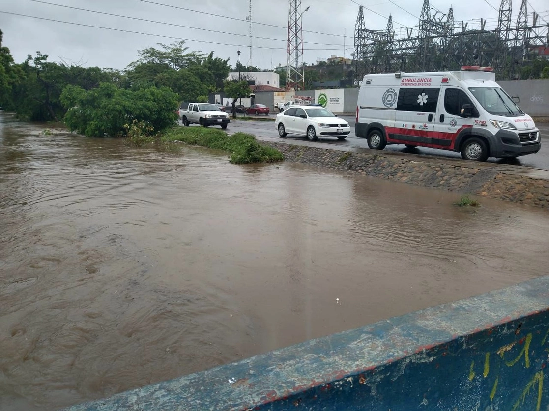 Autoridades de Michoacán mantienen el monitoreo de los ríos en la costa, ante un posible desbordamiento por el paso del huracán 'Enrique', el 28 de junio de 2021. Foto tomada del Twitter de @pcmichoacan