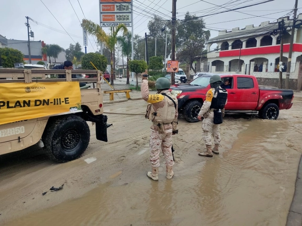 Elementos de la Sedena realizan acciones del Plan DN-III-E ante las recientes condiciones climátológicas registradas en Tijuana y en Playas de Rosarito. Foto ‘La Jornada Baja California’ 
