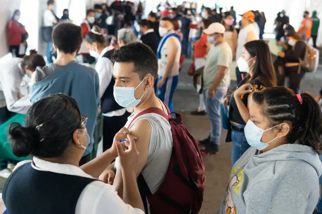 Jóvenes de 18 a 29 años, que residen en la alcaldía Iztapalapa, acuden a instalaciones de la FES Zaragoza para recibir su primera dosis de la vacuna contra el Covid-19 de Sputnik V, en la Ciudad de México, el 28 de septiembre de 2021. Foto Pablo Ramos


