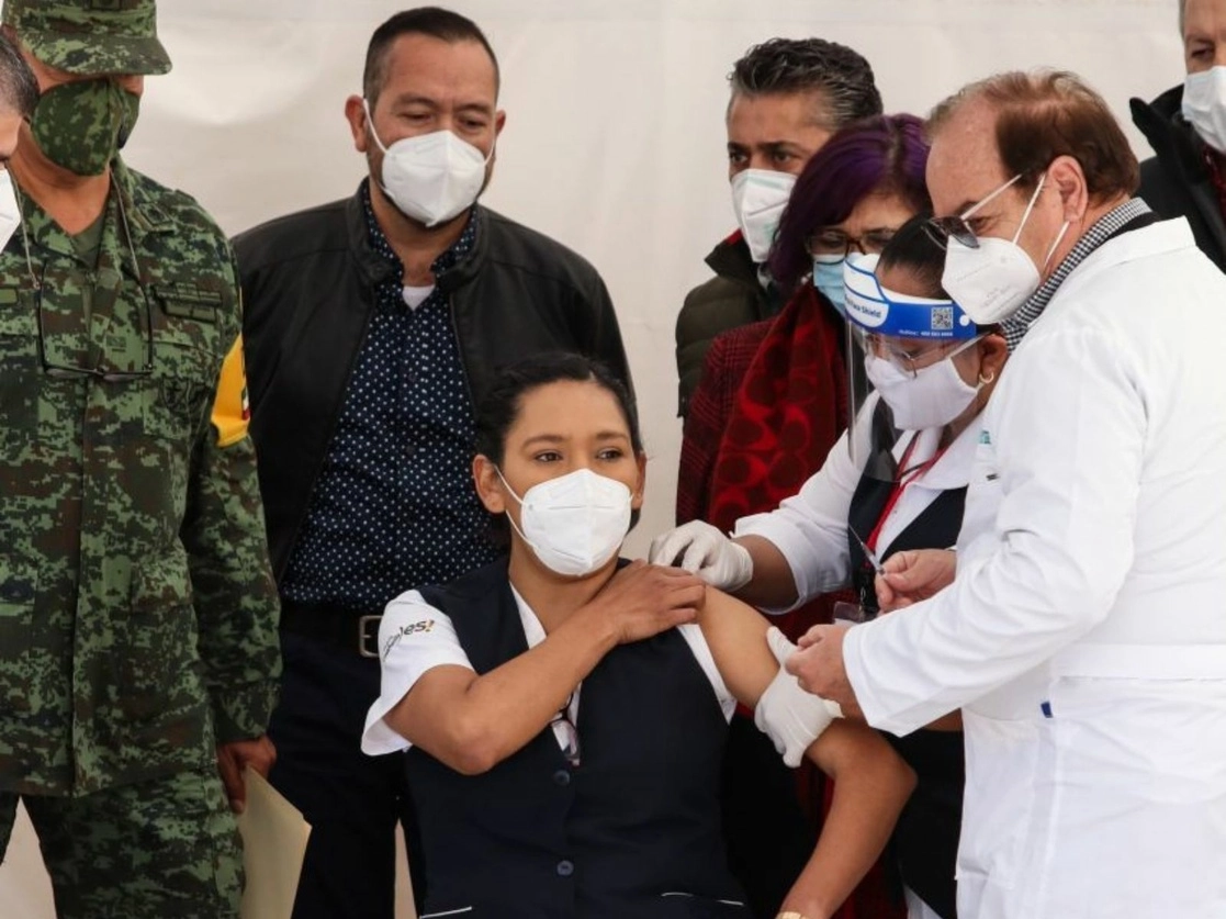 La enfermera Erika Trinidad Escobedo Torres, coordinadora del área Covid del Hospital General de la Secretaría de Salud en Saltillo, recibió la primera dosis de la vacuna contra Covid-19 en el estado de Coahuila, este lunes 28 de diciembre de 2020. Foto Cuartoscuro