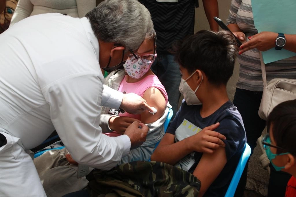 Vacunación de menores de edad en la alcaldía Venustiano Carranza, Ciudad de México, el 27 de junio de 2022. Foto Alfredo Domínguez
