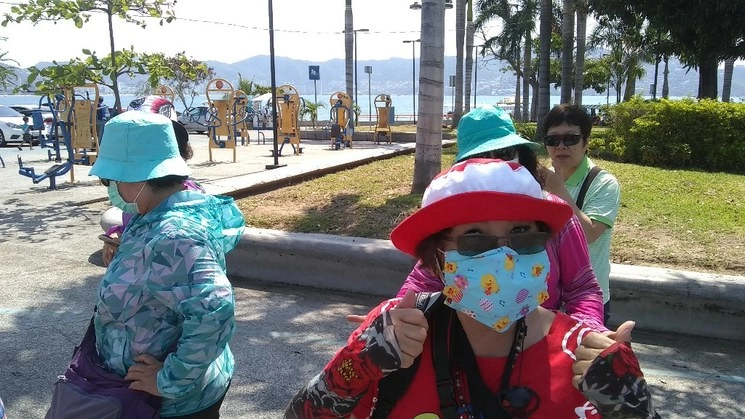 Una mujer del grupo, quien portaba en todo momento su cubrebocas confeccionado con diferentes dibujos, recalcó que se encuentra feliz de conocer Acapulco. Foto Héctor Briseño