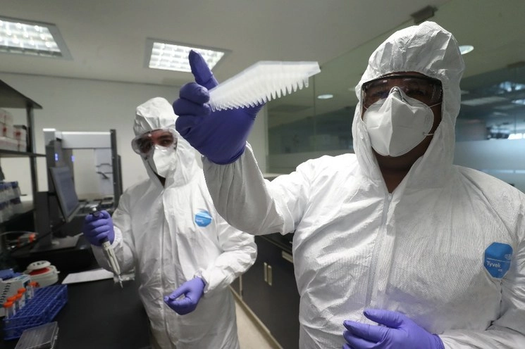 En el Instituto Nacional de Medicina Genómica (imagen) se informó que se cuenta con la capacidad de procesar unas mil muestras al día. Foto Luis Castillo
