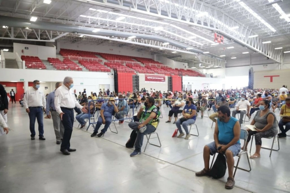 El alcalde de Nuevo Laredo, Arturo Sanmiguel Sánchez, realizó un recorrido de supervisión por las tres sedes de vacunación. Foto Carlos Figueroa