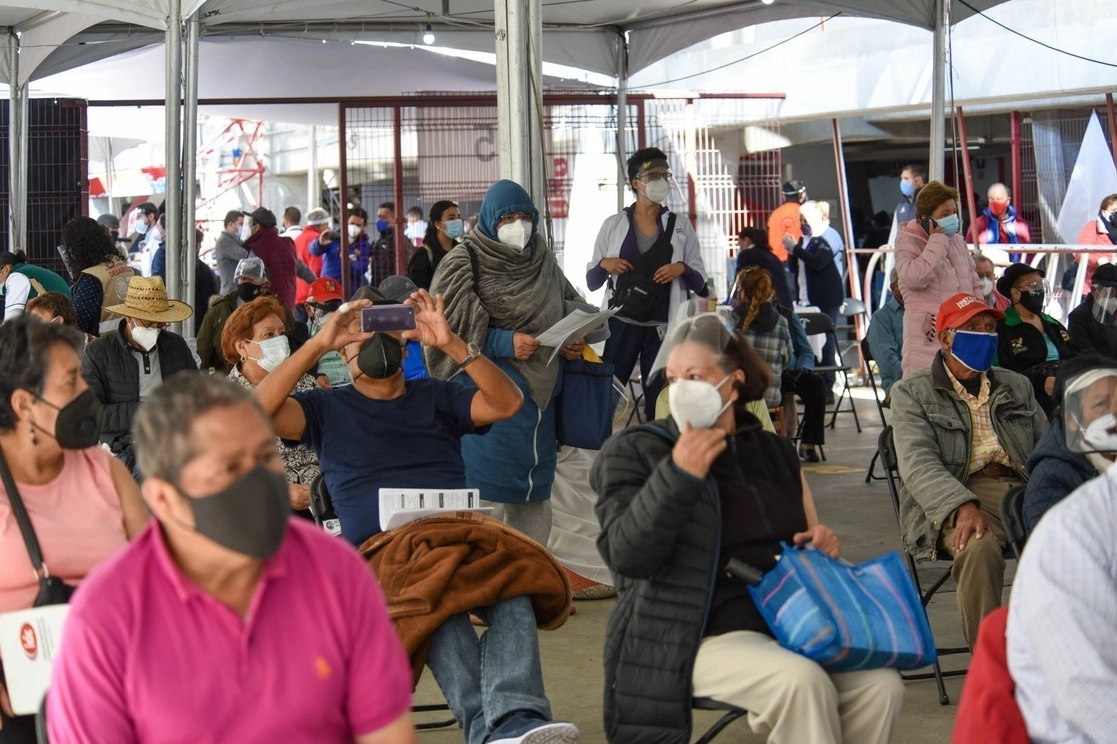 Adultos mayores en espera de la primera dosis de la vacuna anticovid en el módulo instalado en el estadio Nemesio Diez, en Toluca. Foto Cuartoscuro / Archivo