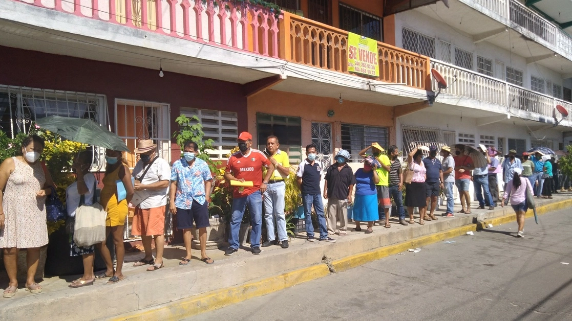 Largas filas se registraron en Acapulco en el primer día de la jornada de vacunación de la tercera dosis. Foto Héctor Briseño