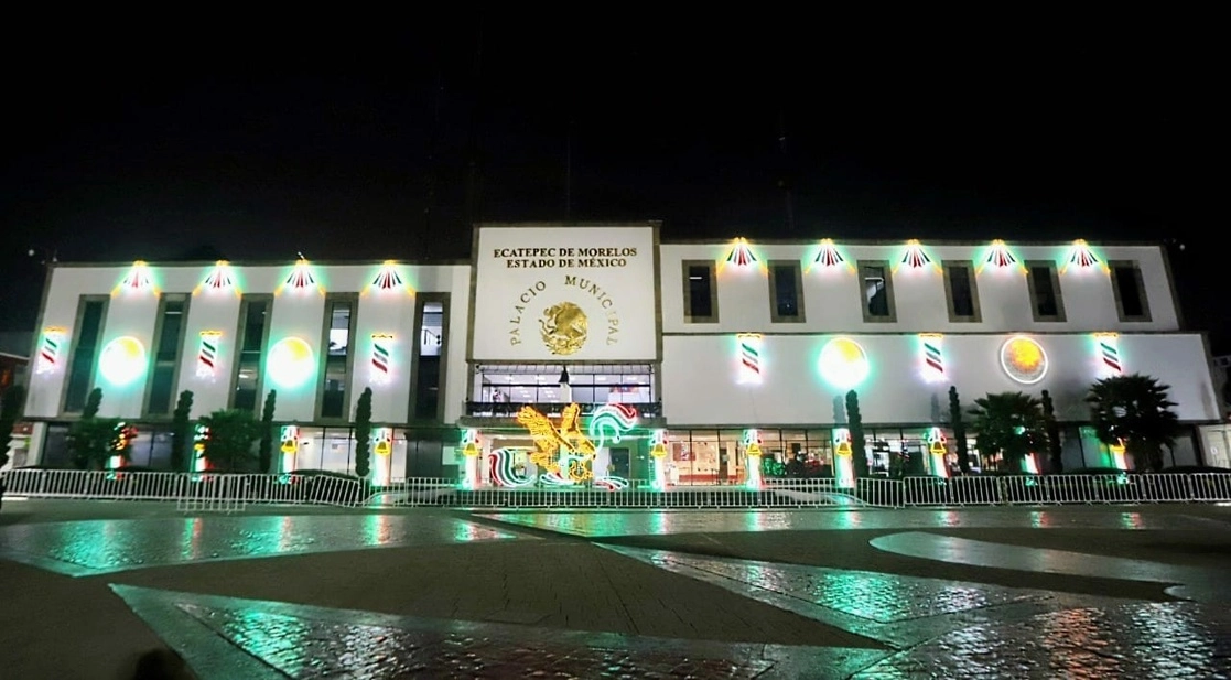 Iluminación alusiva a los festejos patrios en el palacio municipal de Ecatepec, estado de México. Foto ‘La Jornada’ 