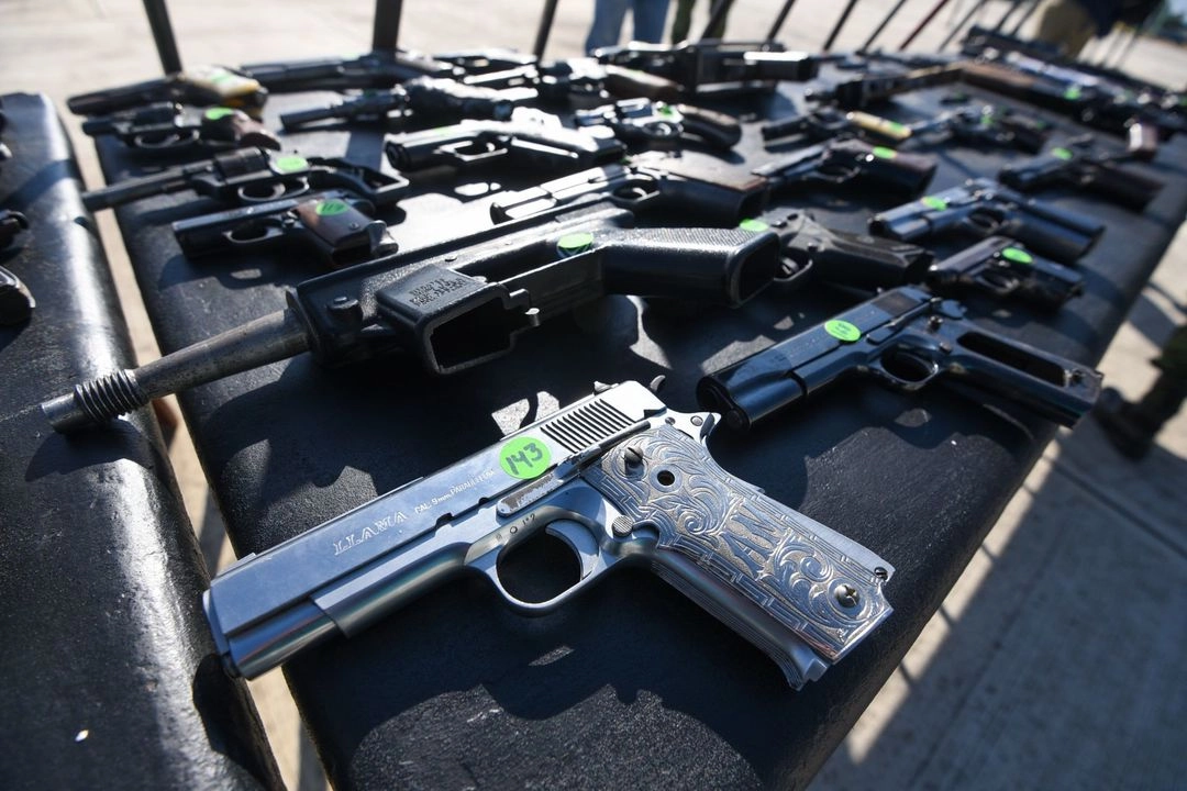 Las autoridades exhibieron armas incautadas en operativos recientes al destacar los resultados de la operación Relámpago del Desierto, liderada por la oficina de Aduanas y Protección Fronteriza (CBP). Foto 