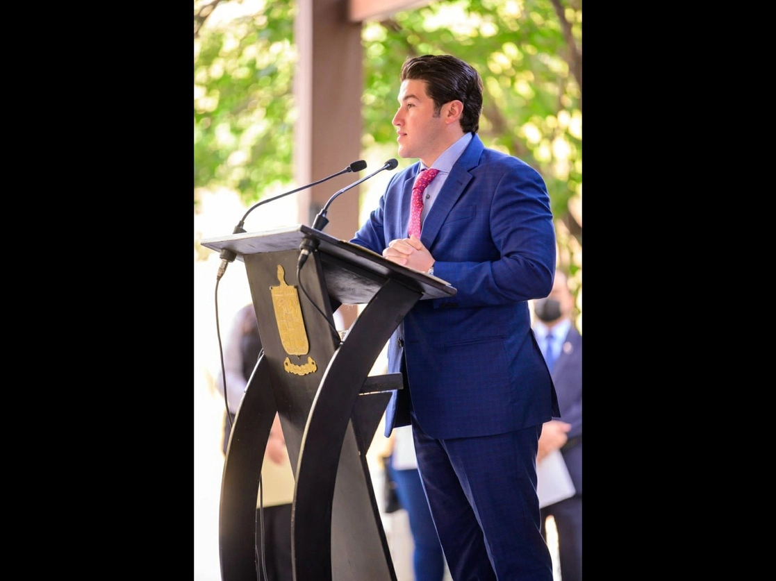 Samuel García Sepúlveda, gobernador de Nuevo León, fue citado a comparecer el próximo día 10 ante los integrantes de la comisión anticorrupción del Congreso local por no presentar a tiempo el presupuesto de egresos de 2023. Foto tomada del Twitter de @samuel_garcias / Archivo

