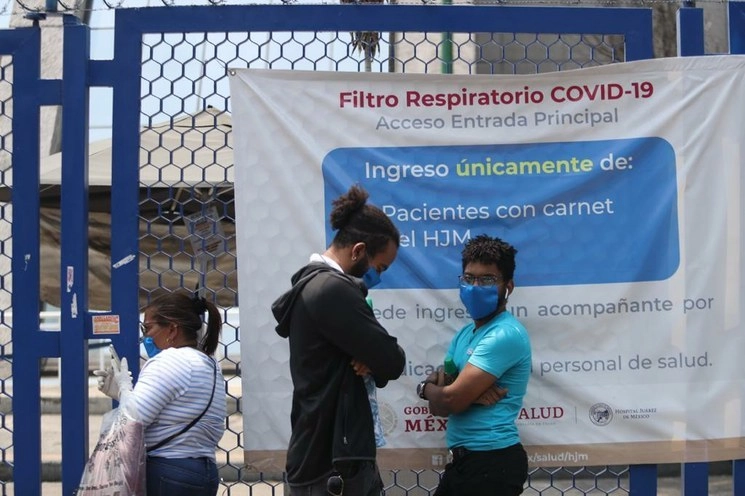 Usuarios afuera de un hospital del sector salud en la CDMX. Foto Yazmín Ortega Cortés
