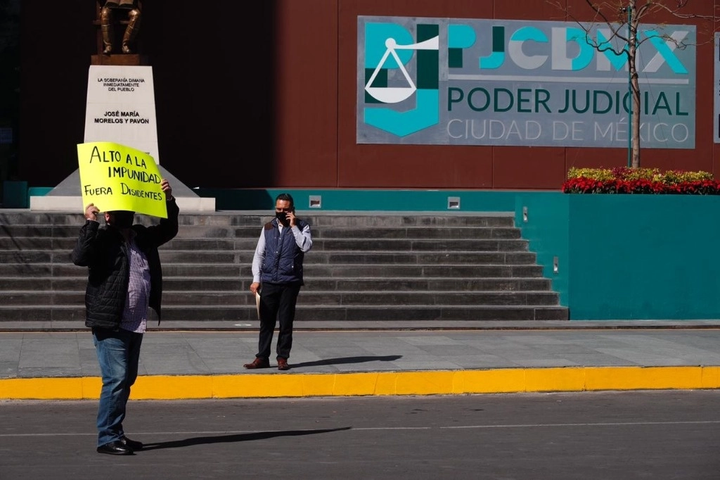 Al menos seis mil trabajadores del Poder Judicial de la Ciudad de México realizan sus labores de manera presencial en sus diversas sedes. En la imagen, protestas hoy por la mañana frente las instalaciones. Foto Cristina Rodríguez