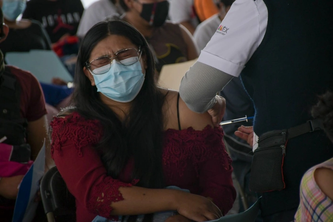 Este sábado concluyó la aplicación de la segunda dosis para jóvenes de 18 a 29 en  el municipio mexiquense de Nezahualcóyotl. Foto René Ramón