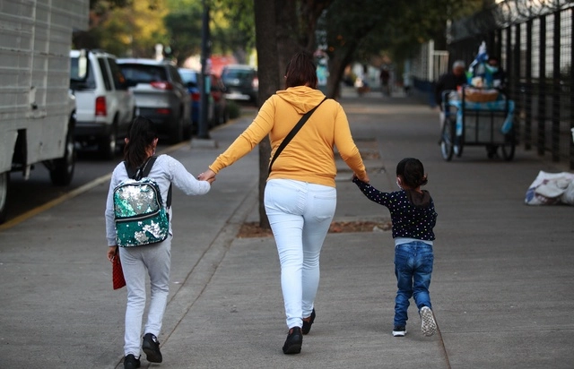 Una mujer y dos niñas caminan por calles de la CDMX en imagen de archivo. Foto Alfredo Domínguez