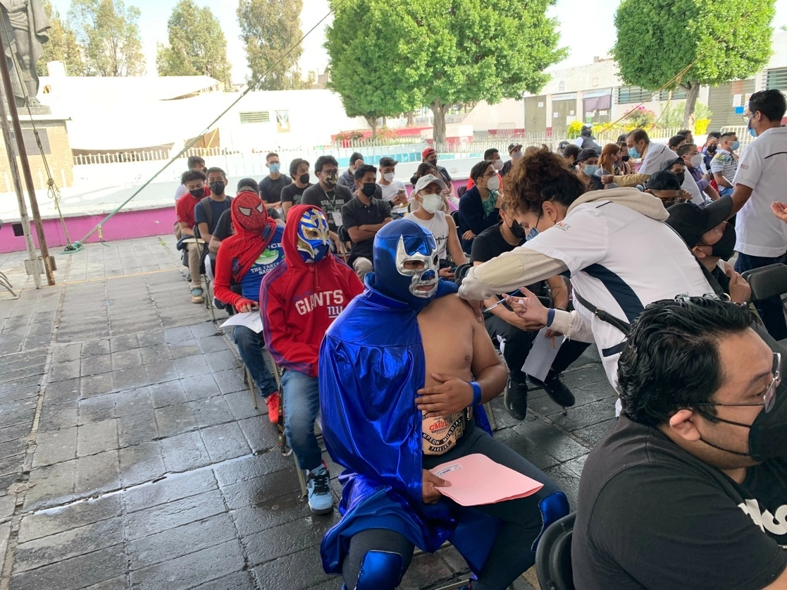 Aplicación de la vacuna a jóvenes de 18 a 29 años de edad en la explanada Unión de Fuerzas en el municipio mexiquense dé Nezahualcóyotl. Foto René Ramón / Archivo