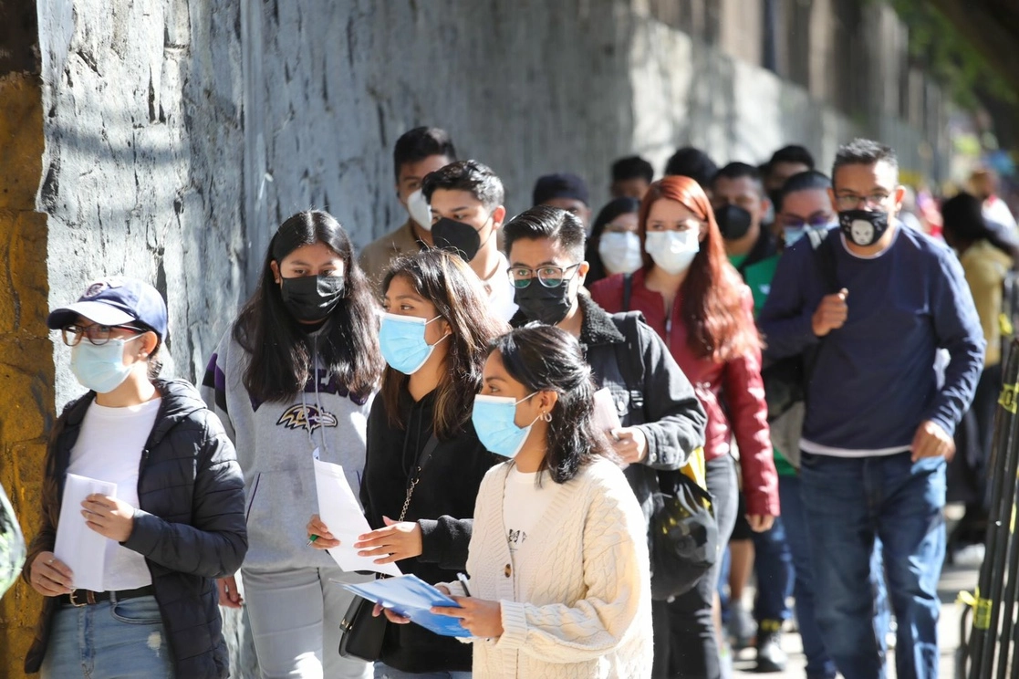 Jóvenes de 18 a 29 años acuden a la Preparatoria Nacional número 5 de la UNAM para recibir la segunda dosis de la vacuna contra el Covid-19, en la alcaldía Tlalpan de la Ciudad de México. Foto Luis Castillo / Archivo