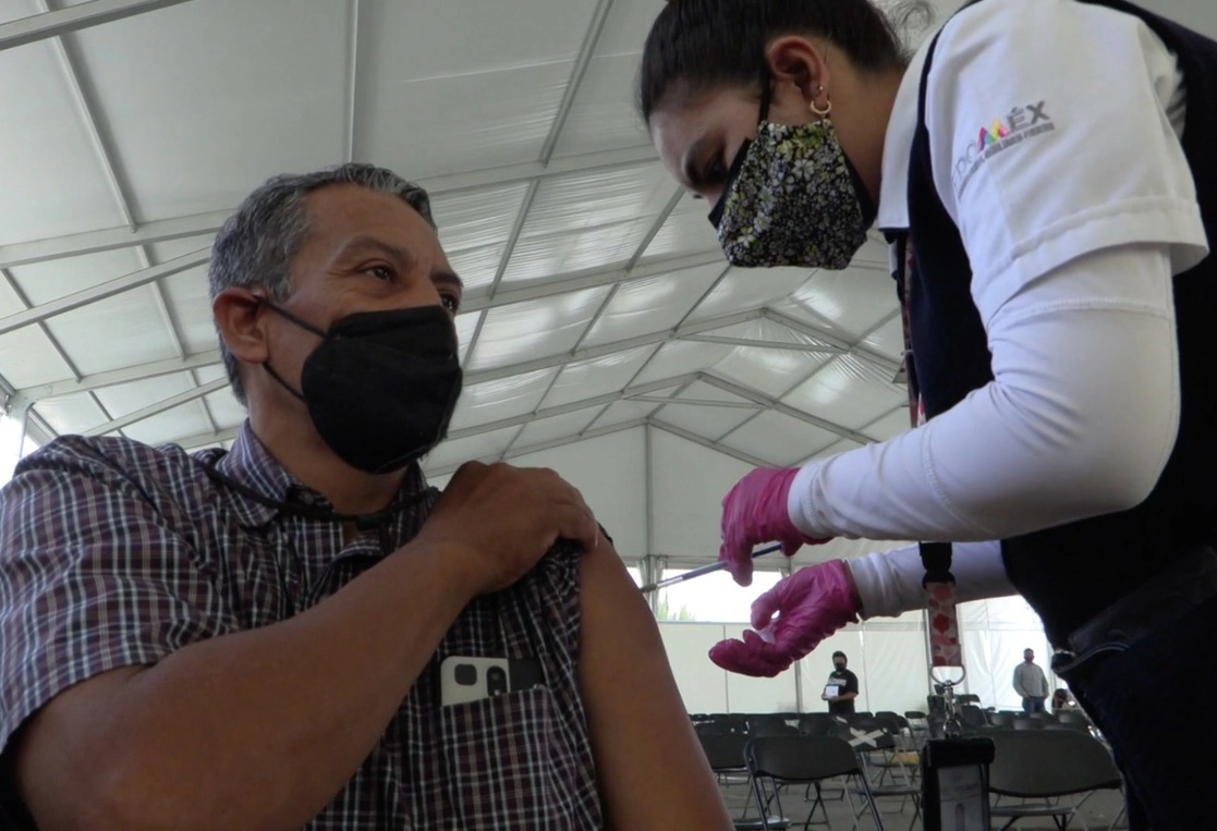 La dosis de refuerzo de la vacuna contra el covid-19 para adultos de 50 a 59 años de edad en Ecatepec se aplicará del 8 al 12 de febrero. Foto La Jornada