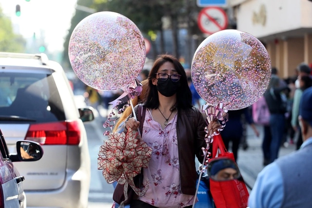 Los hogares aportaron poco menos de la tercera parte de la riqueza generada en el país en el segundo trimestre del año, reportó el Inegi. Foto Roberto García