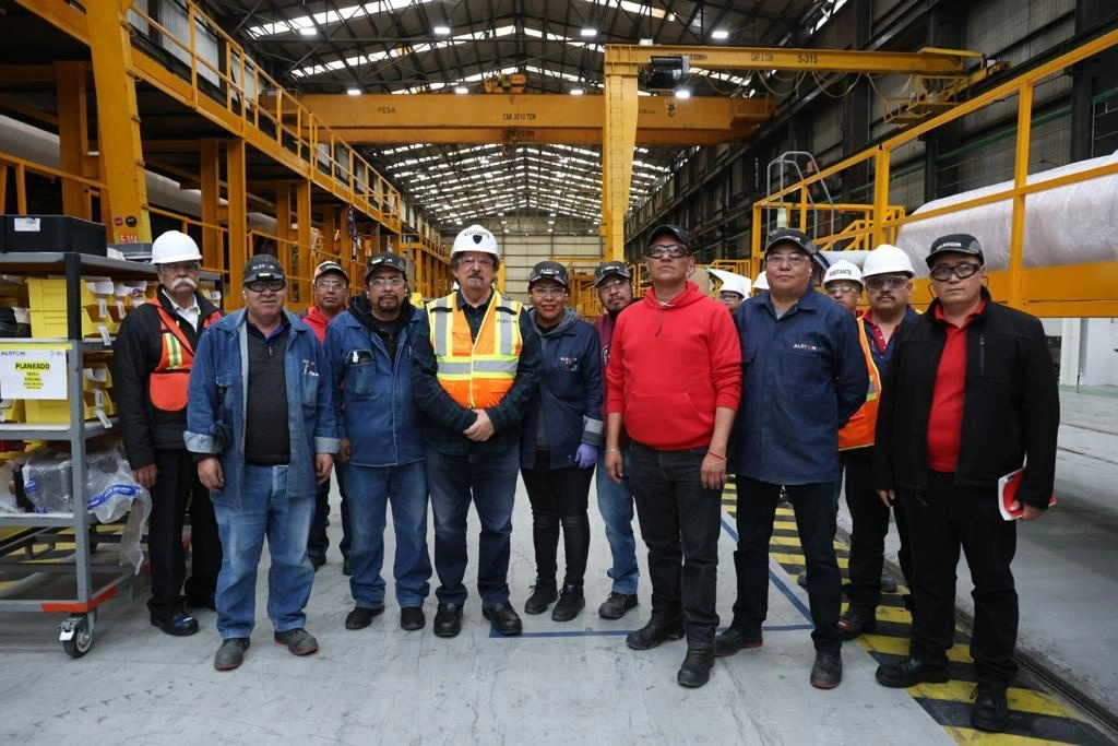 Alrededor de mil 500 trabajadores del sindicato minero intervienen en estas labores en la planta, especializada en vehículos ferroviarios de pasajeros. Foto 'La Jornada'
