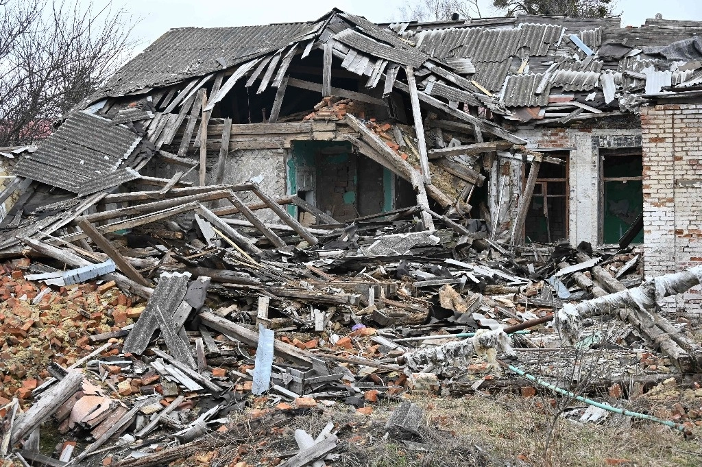 Una casa en Járkov, Ucrania, destruida por bombardeos rusos, el 29 de marzo de 2023. Foto Afp