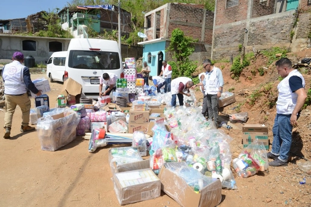 La CDHCM entregó directamente a las personas afectadas por el huracán ‘Otis’ los artículos recabados en el centro de acopio instalado en sus instalaciones. Foto cortesía CDHCM
