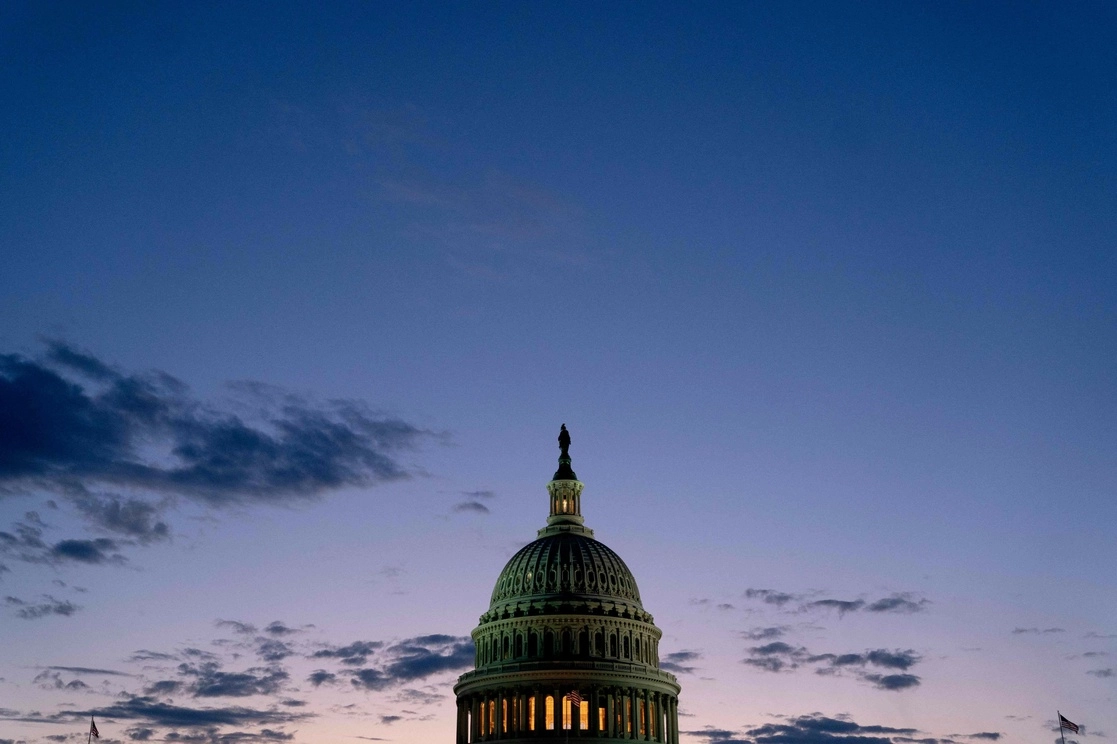 El Capitolio de los Estados Unidos al anochecer en Washington, D.C., el 15 de marzo de 2022. Foto Afp