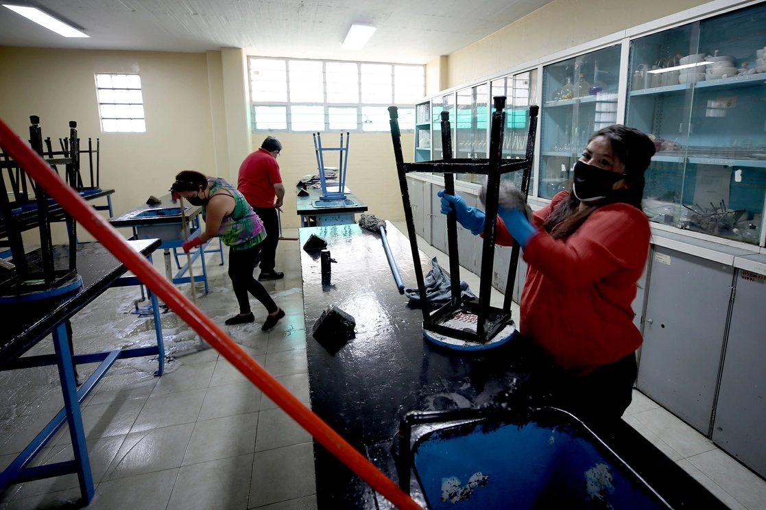 Durante el programa "Tequio en tu Escuela", para limpiar planteles públicos en la capital del país. Foto José Antonio López / Archivo