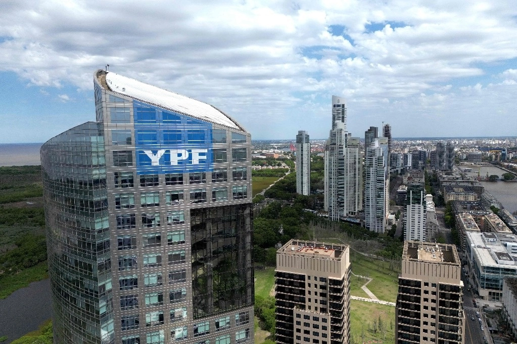 Vista de las oficinas generales de la petrolera argentina YPF en Buenos Aires. Foto Afp.
