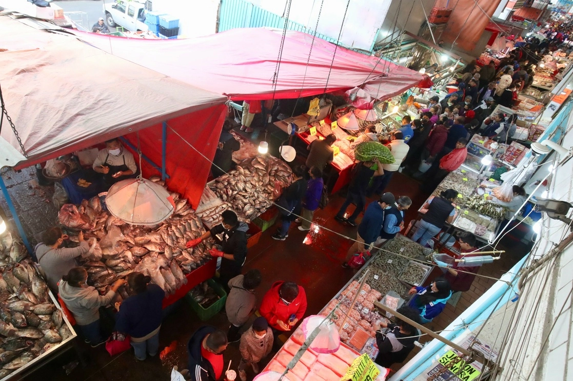 Venta de pescados y mariscos en el mercado de la Nueva Viga, en la alcaldía Iztapalapa, el pasado 14 de abril. Foto Luis Castillo