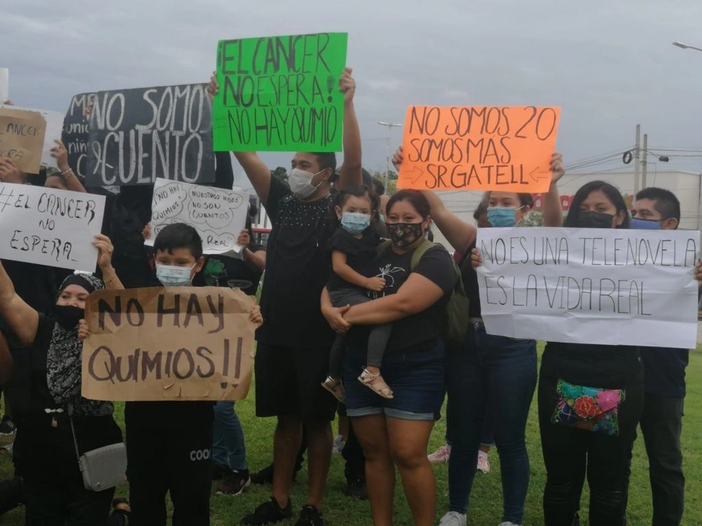 Protesta de familiares de pacientes con cáncer. Foto Joana Maldonado/ La Jornada Maya