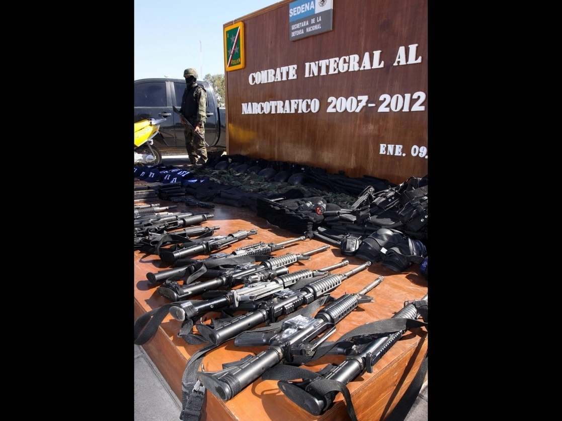 Los 'cárteles' del narcotráfico son los principales compradores de armas en el mercado ilícito. Desde hace décadas el Ejército los ha combatido. Foto 'La Jornada'