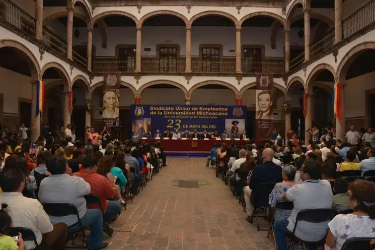 Profesores y empleados de la Universidad Michoacana durante una conferencia. Foto @RectoriaUMSNH