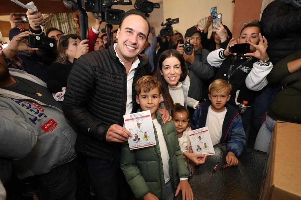  Manolo Jiménez Salinas acudió a votar a la casilla del seccional 731 de la colonia Brisas  acompañado por su esposa Paola Rodríguez López y sus hijos. Foto La Jornada